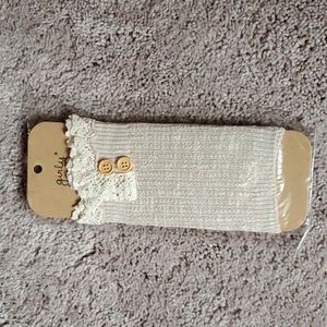 Girly boot cuff with lace and buttons